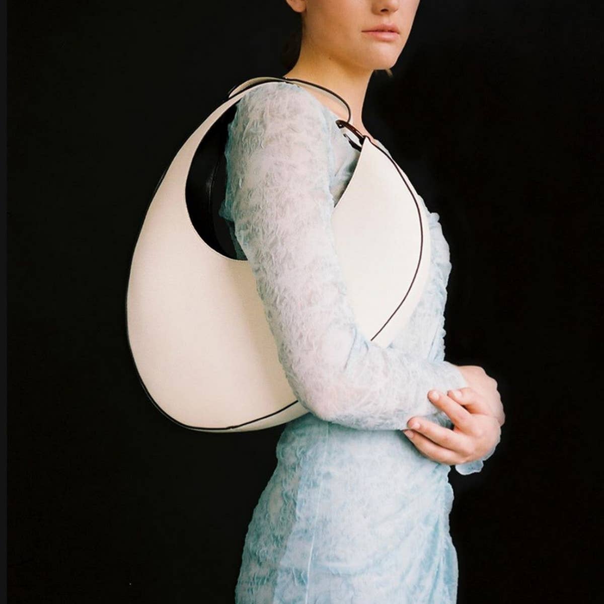 VERSATILE OVAL LARGE CAPACITY SHOULDER BAG_CWAB1909