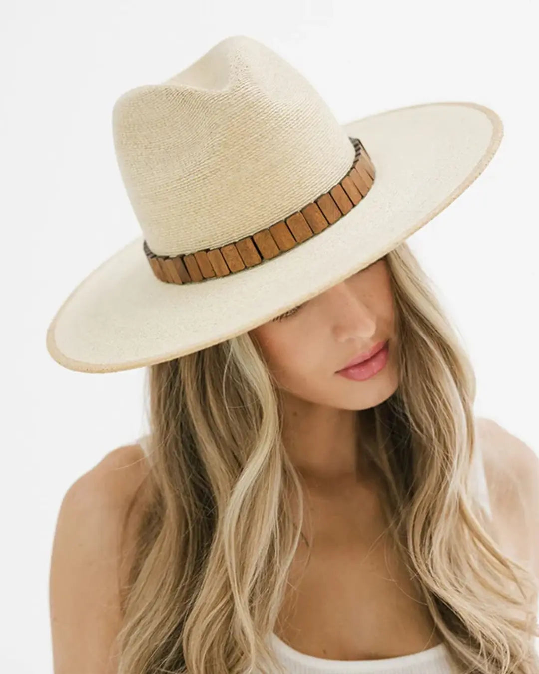 Cove is a hand-crafted&nbsp;fedora&nbsp;that breathes class + sophistication. This&nbsp;classic wide-brim hat&nbsp;is hand woven in Mexico with fine Guatemalan palm straw. A tight, even weave&nbsp;gives Cove&nbsp;its beauty&nbsp;+ ensures it will hold its shape for seasons to come.&nbsp;Cove is&nbsp;the hat you’ll want to be seen in.&nbsp;